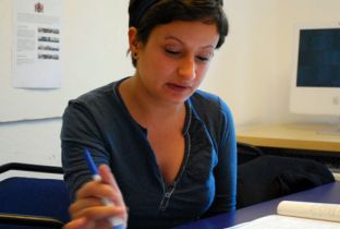 Teilnehmerin eines Deutschkurses im Einzelunterricht