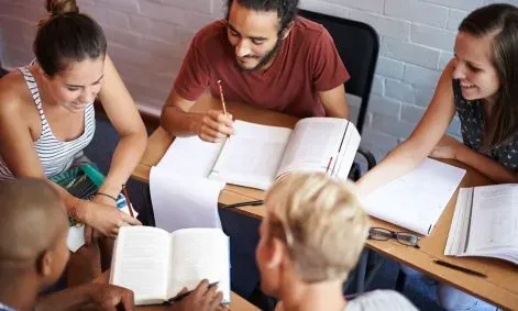 Fünf Teilnehmer:innen in einem Deutschkurs im Sommer